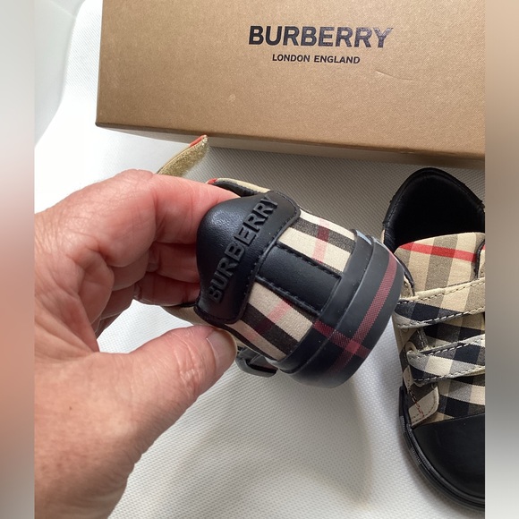 Burberry. NEW!  Infant Size 19. - Picture 8 of 16